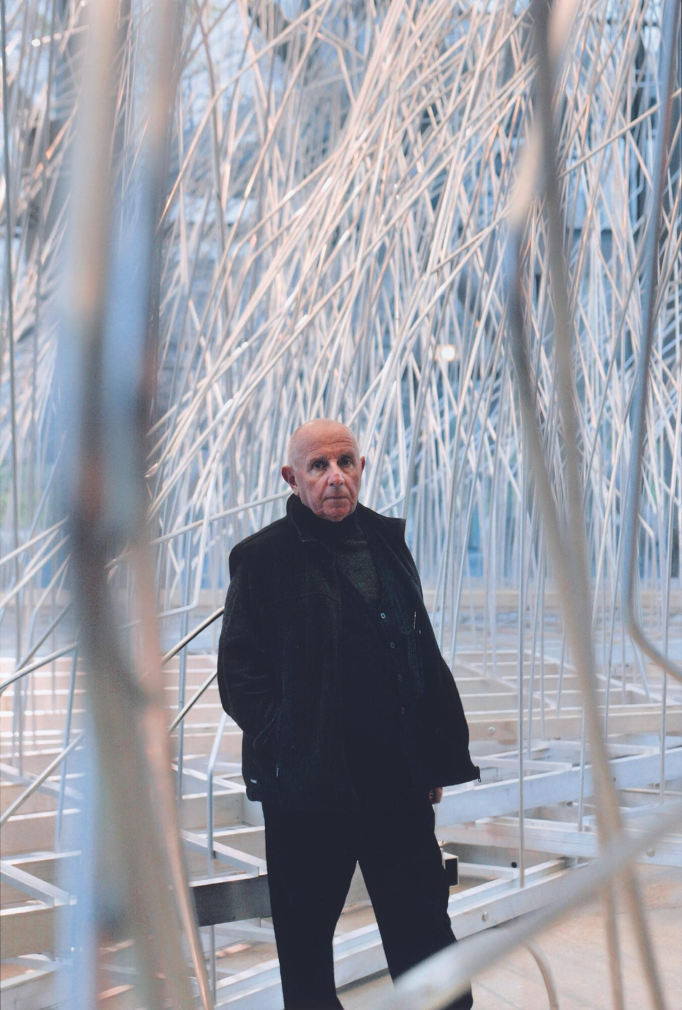 Paul Virilio devant La Chute de Lebbeus Woods lors de l'exposition Ce qui arrive par Paul Virilio, Paris, 2002