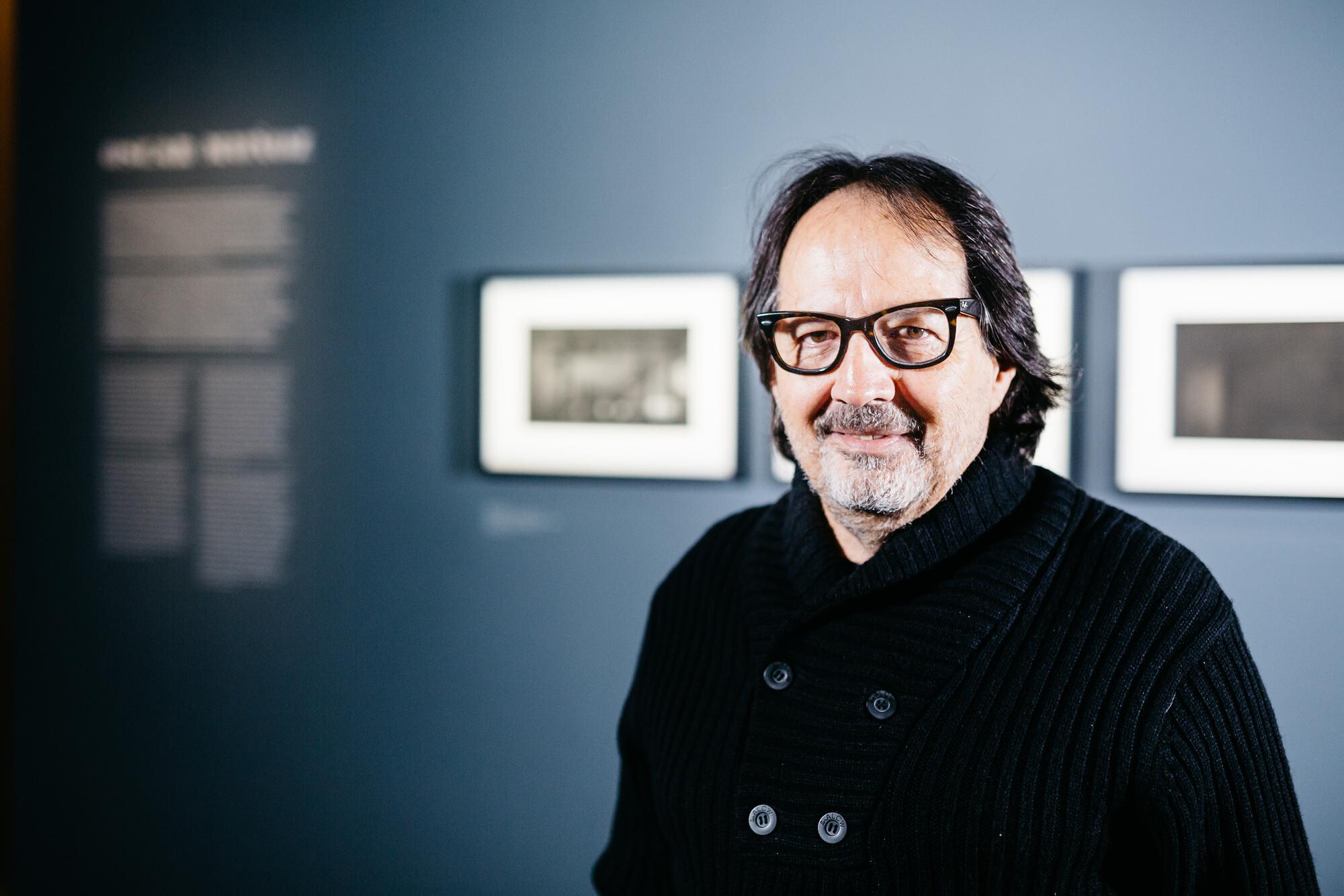 Oscar Muñoz lors de l'exposition Fernell Franco, Cali clair obscur, Paris, 2016