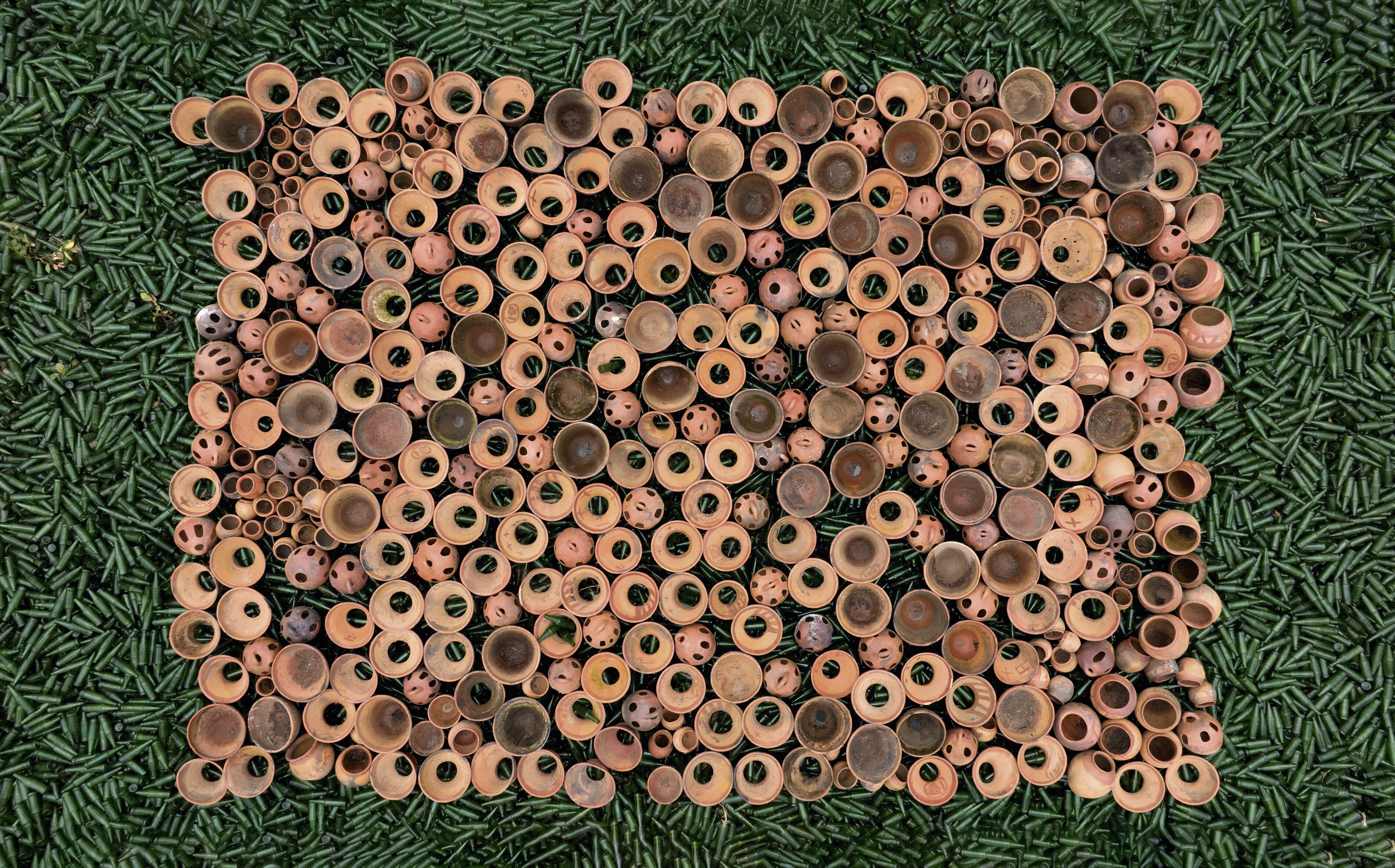 Ibrahim Mahama, Season of Migration to the North, 2025-2026, pots en terre cuite et bouteilles en verre, Red Clay, Tamale