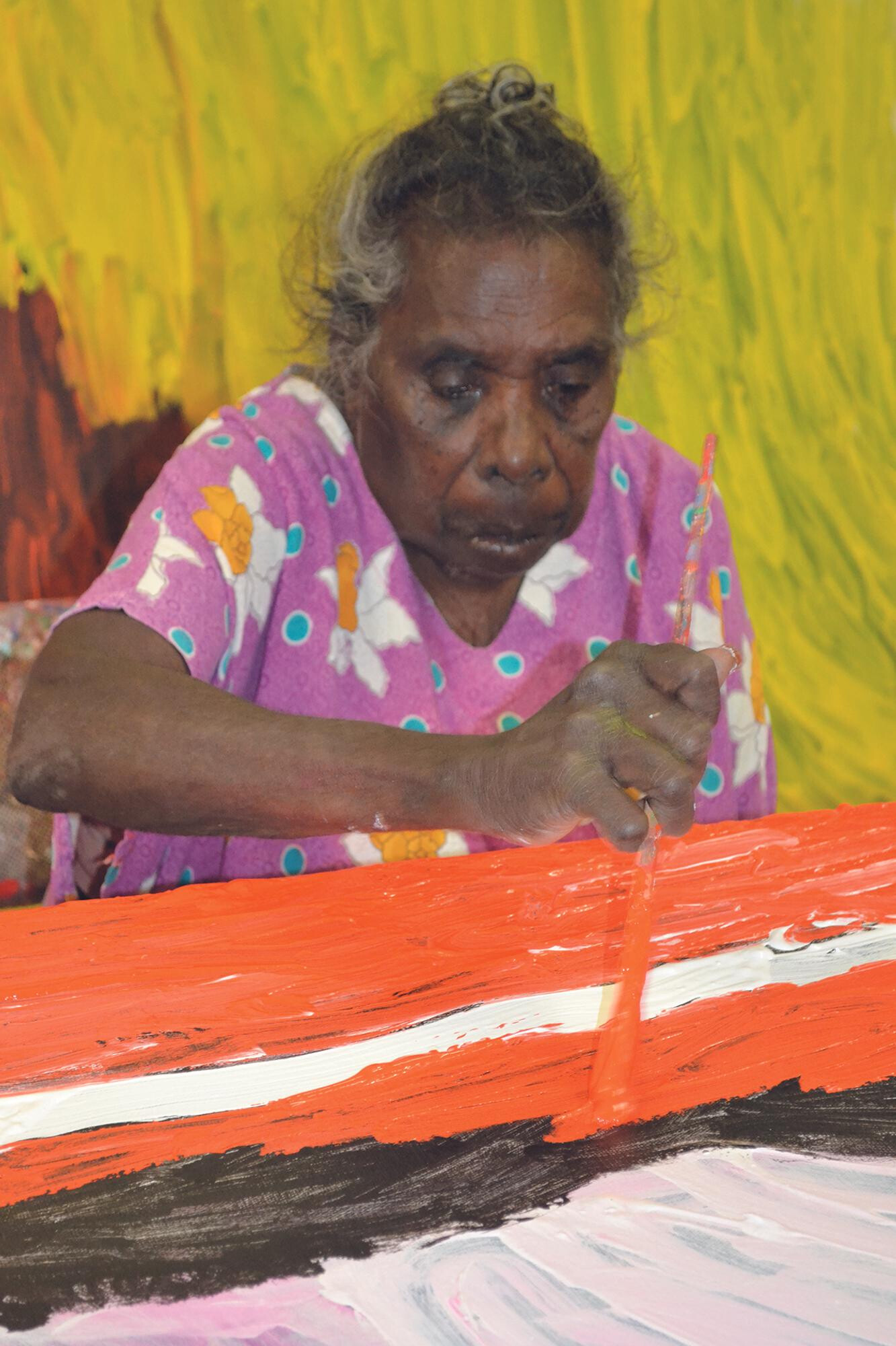 Sally Gabori dans son studio, Mornington Island, années 2010
