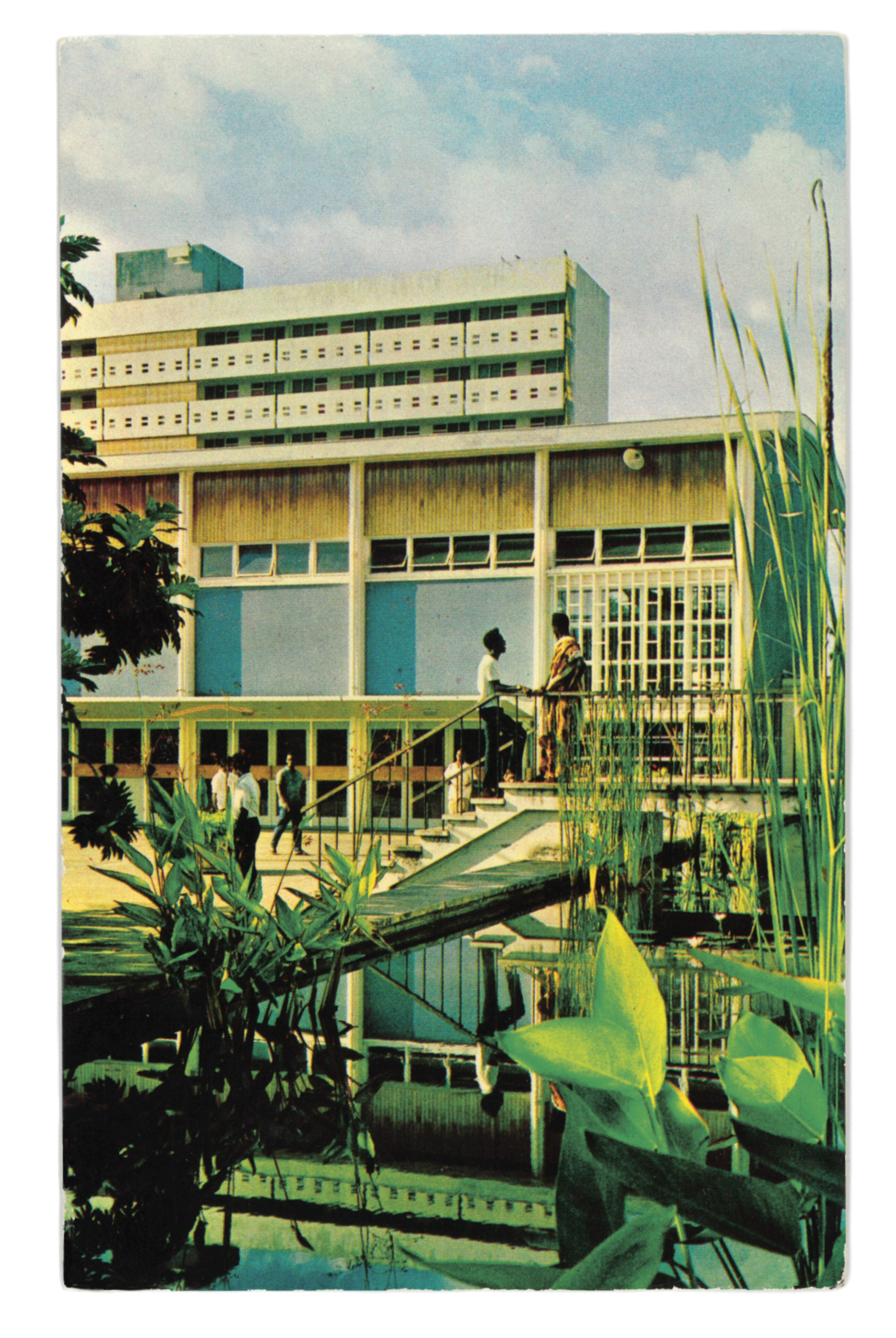 Queen Elizabeth II Hall, KNUST, Kumasi, v. 1970. Carte postale. Archives de Manuela Nebuloni (Postbox Ghana). Photo © Ghana Information Services