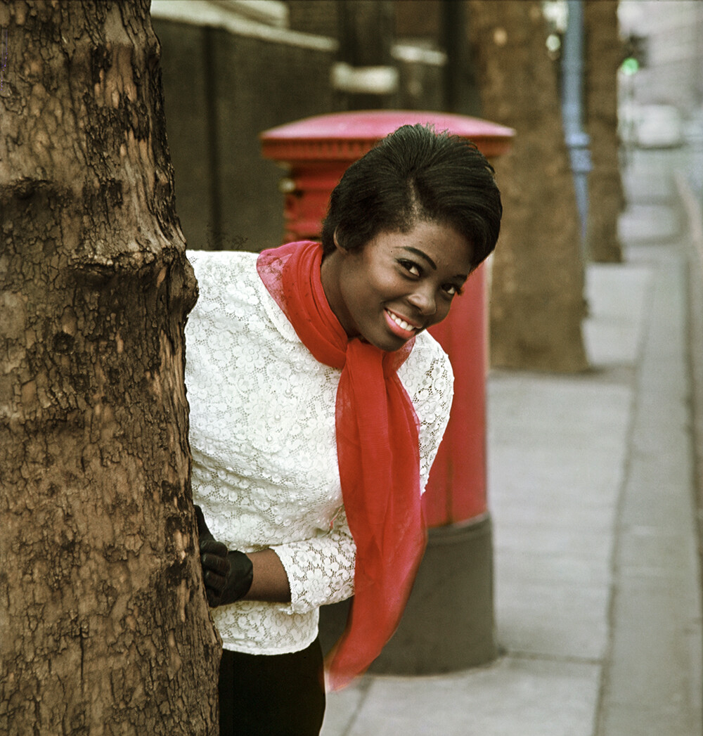 Rosemarie Thompson, Cover-girl de Drum, photographiée sur Grays Inn Road, Londres, pour la couverture de l’édition nigériane de Drum de juin 1967