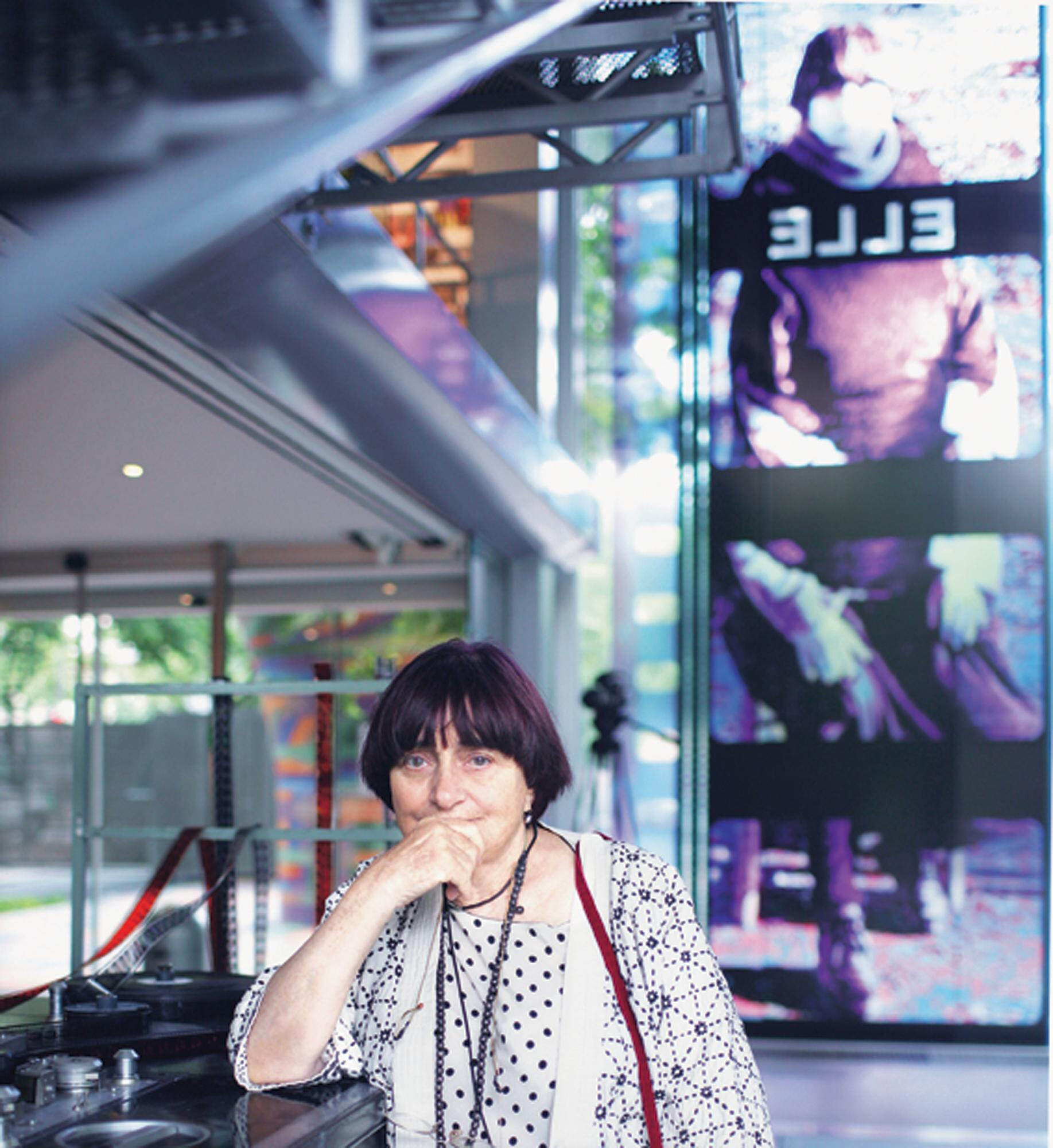 Agnès Varda lors de l'exposition Agnès Varda, L'ÎLE ET ELLE à la Fondation Cartier, 2006