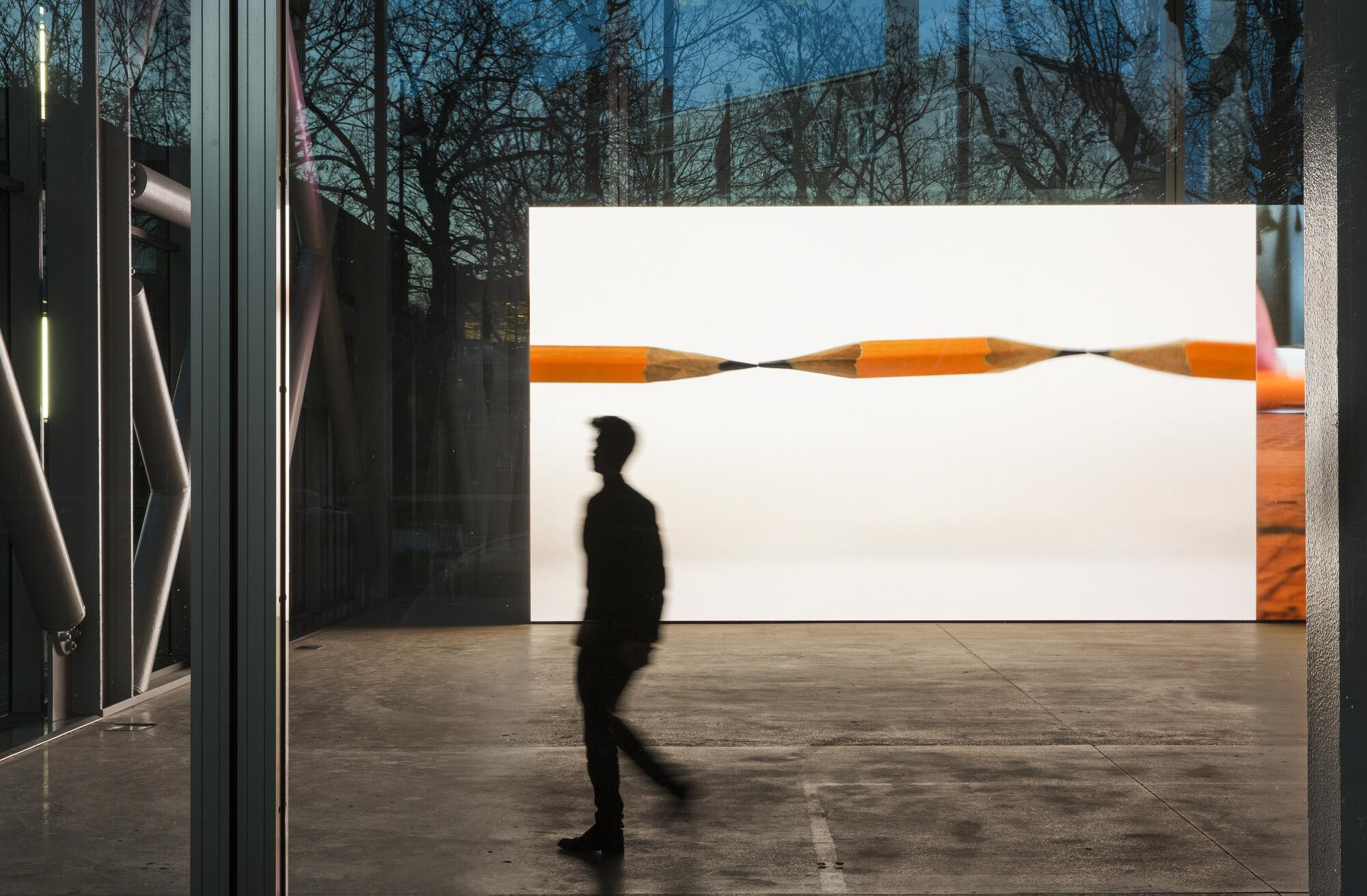 Vue de l'exposition Bruce Nauman, 2015, Pencil Lift Mr. Rogers   2013