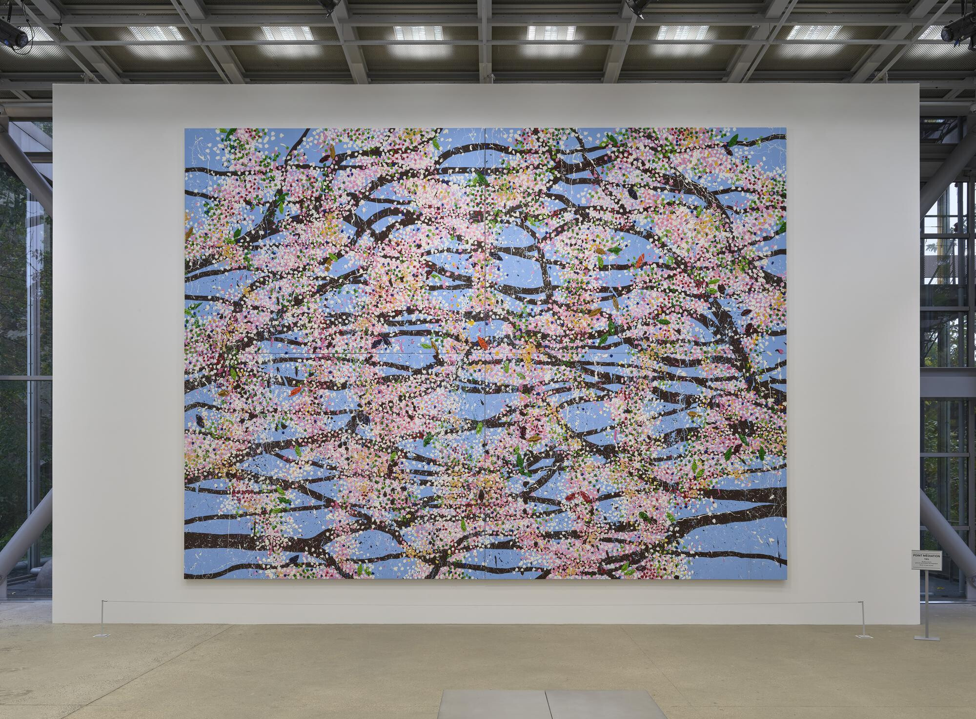 Damien Hirst, Greater Love Has No-One Than This Blossom, 2019, huile sur toile, 549 x 732 cm, Vue de l'exposition Damien Hirst, Cerisiers en Fleurs, Fondation Cartier pour l'art contemporain, Paris, 2021