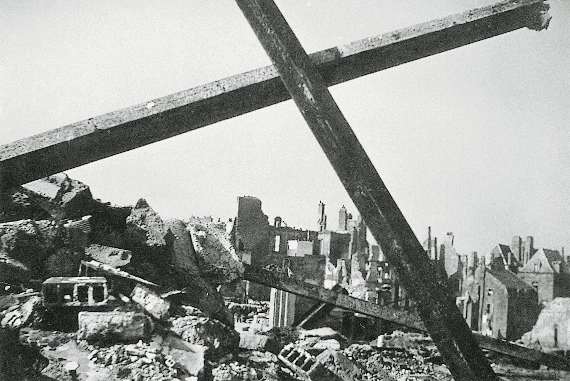 Raymond Hains, Sans titre, La Porte d’Émeraude à Dinard, 1944.