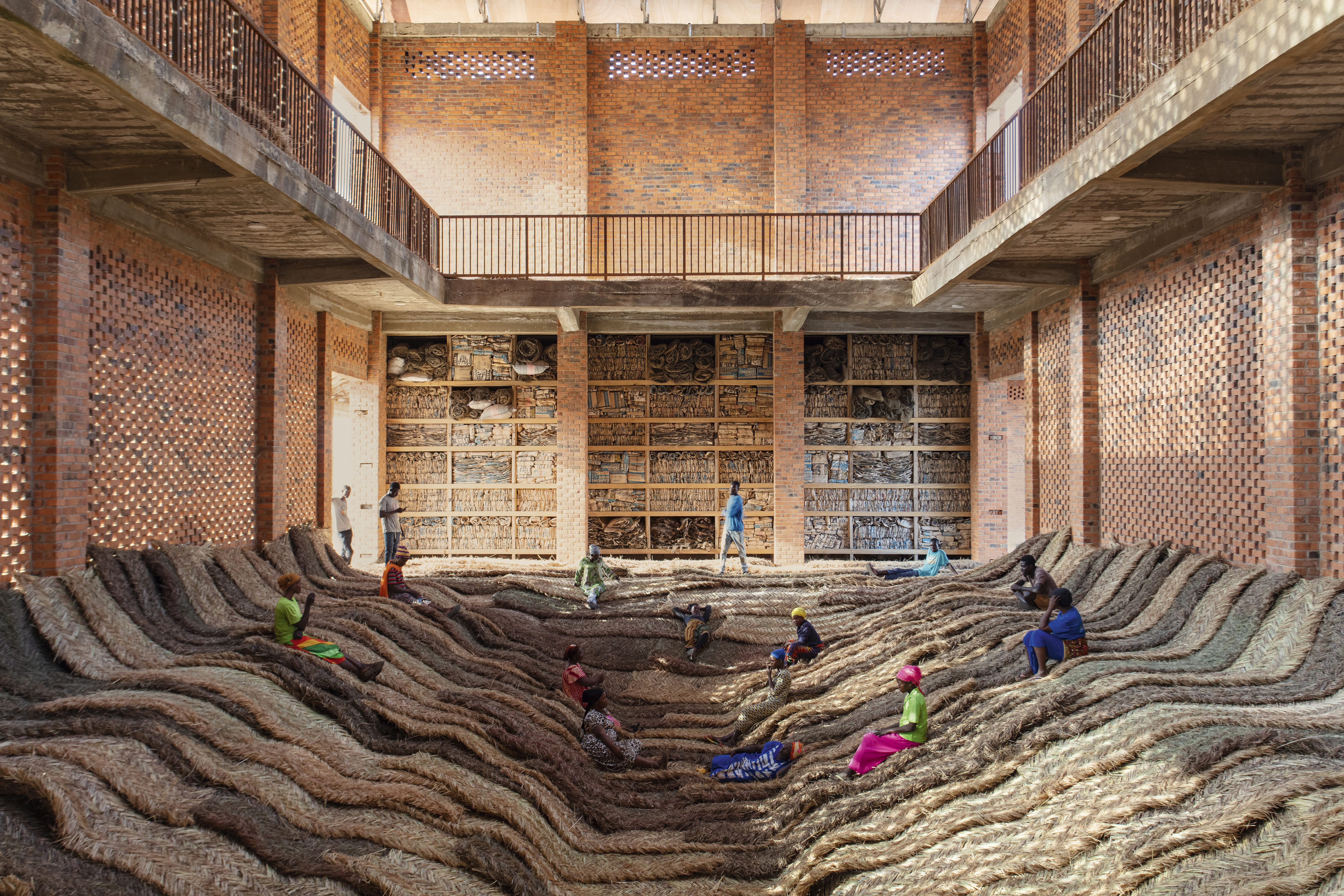 Ibrahim Mahama, Parliament of Ghosts, 2023, foin, Red Clay, Tamale. © Ibrahim Mahama. Photo © Ernest Sackitey, courtesy Red Clay