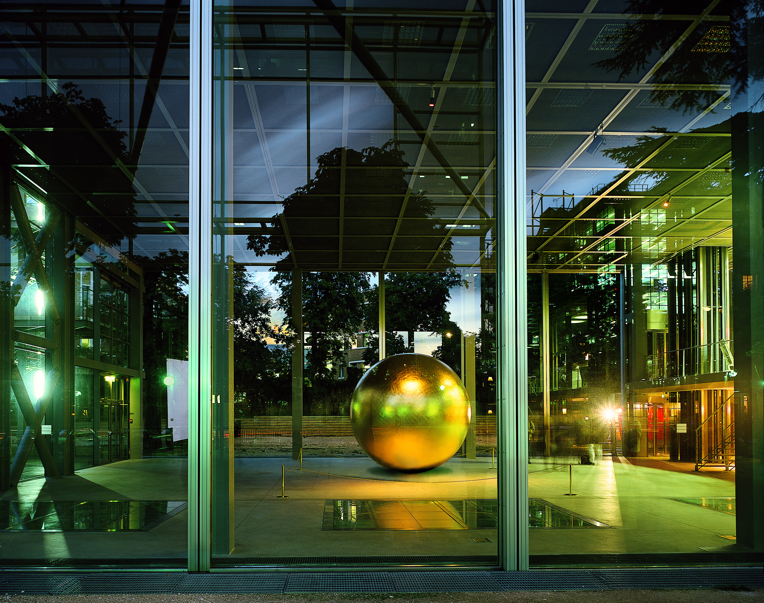 Vue de l'exposition James Lee Byars, The Monument to Language   1995