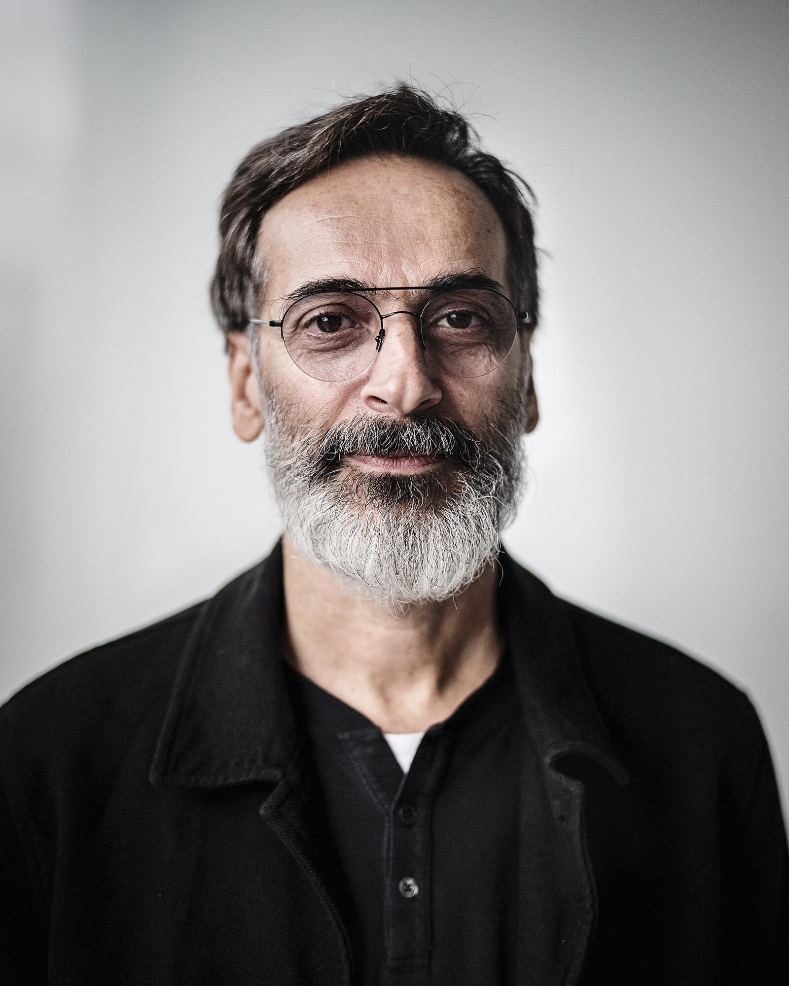 Luiz Zerbini lors de la préparation de l'exposition Nous les Arbres, Paris, 2019