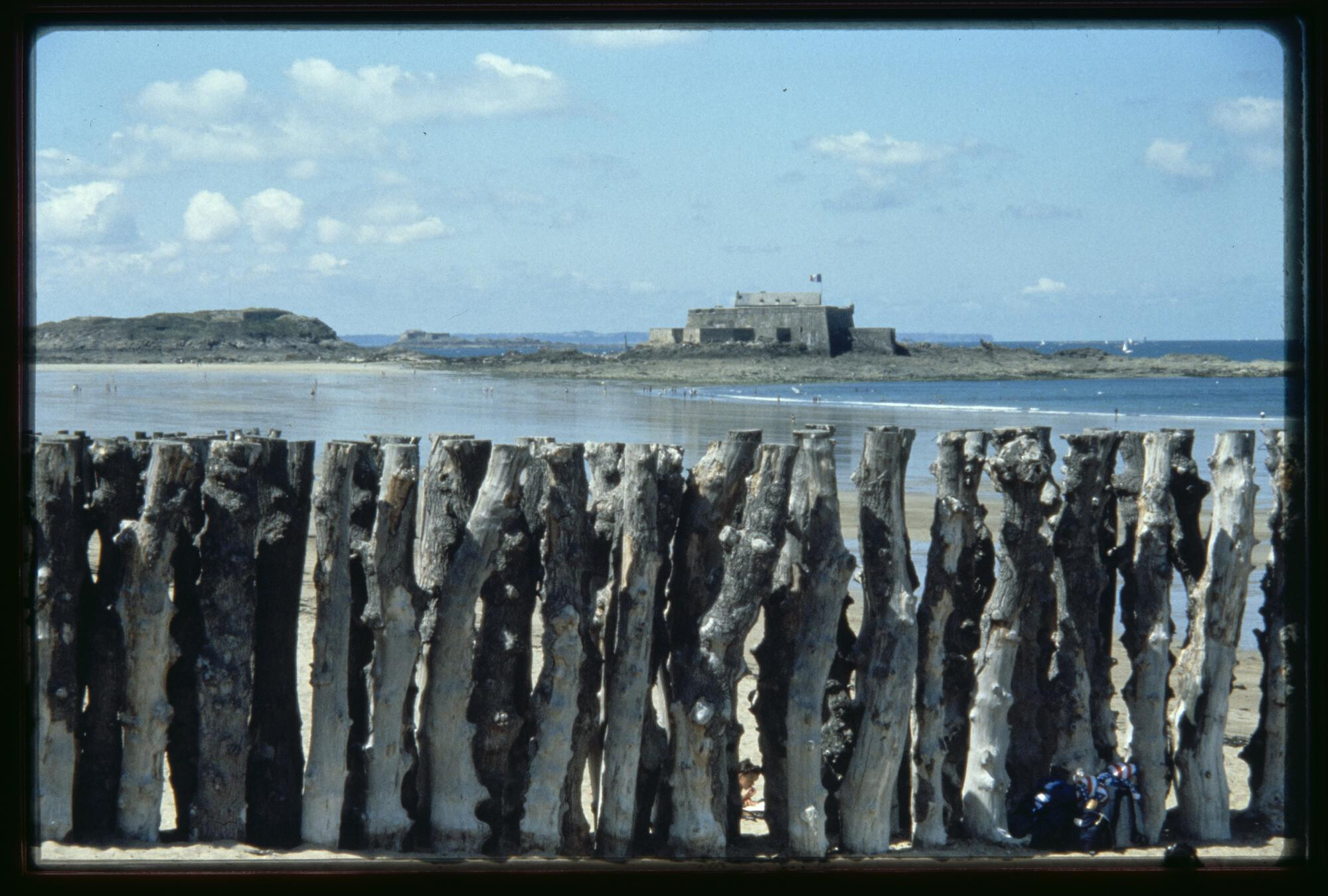 Raymond Hains, Les Brise-lames, plage du Sillon, Saint-Malo, 1990.