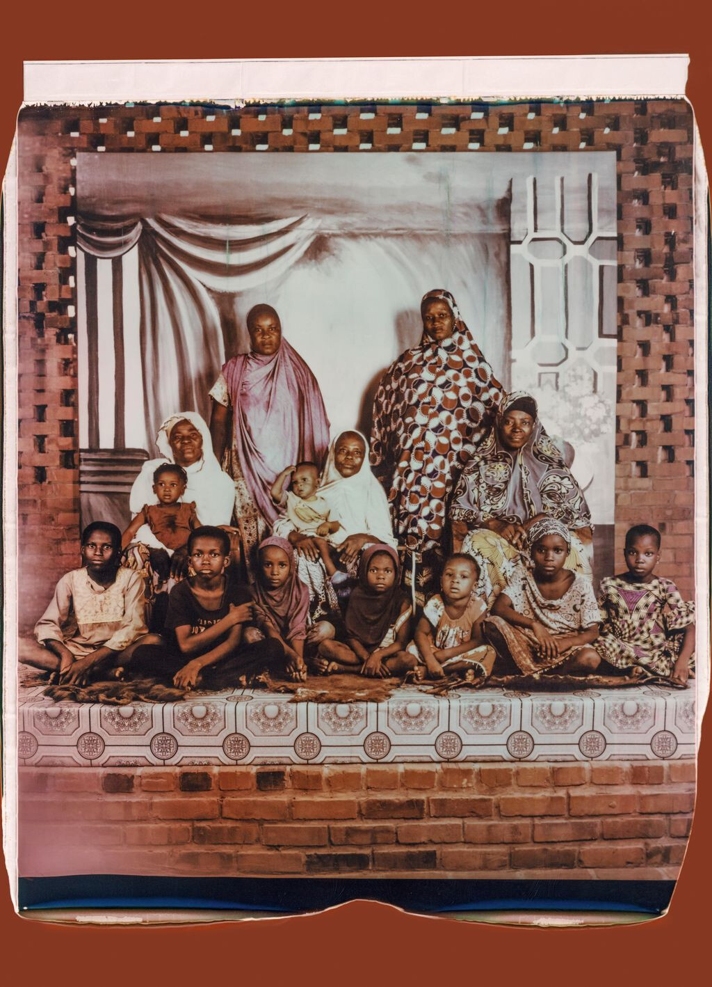 Ak1tSTvAJames Barnor et Ibrahim Mahama, Sans titre, 2024, polaroid, 90 × 60 cm