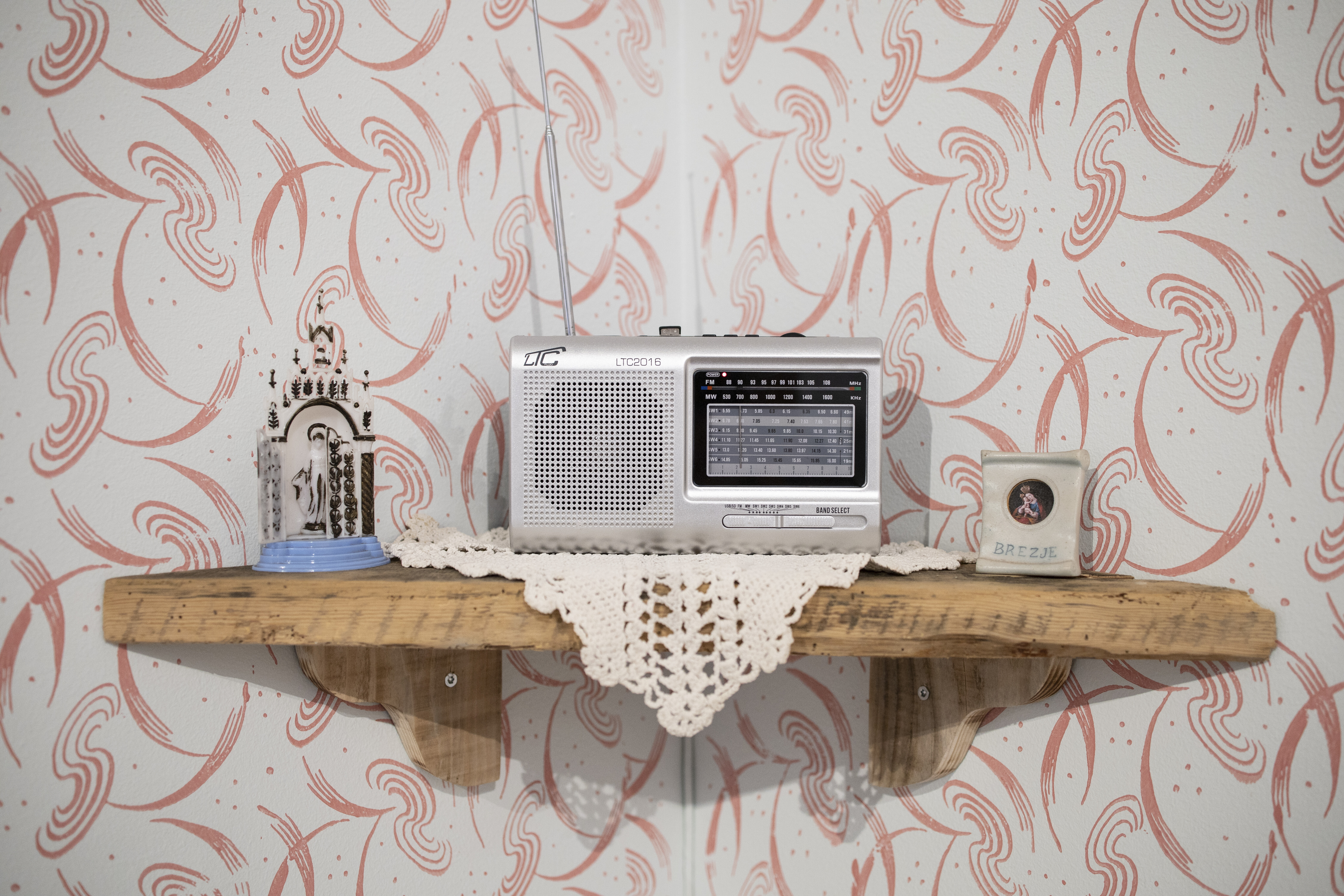 Tjaša Rener, Place We Call Home, 2023, papier peint traditionnel yougoslave imprimé à la main, mobilier et objets anciens, peinture (2022, techniques mixtes sur toile, 170 × 140 cm), son, dimensions variables