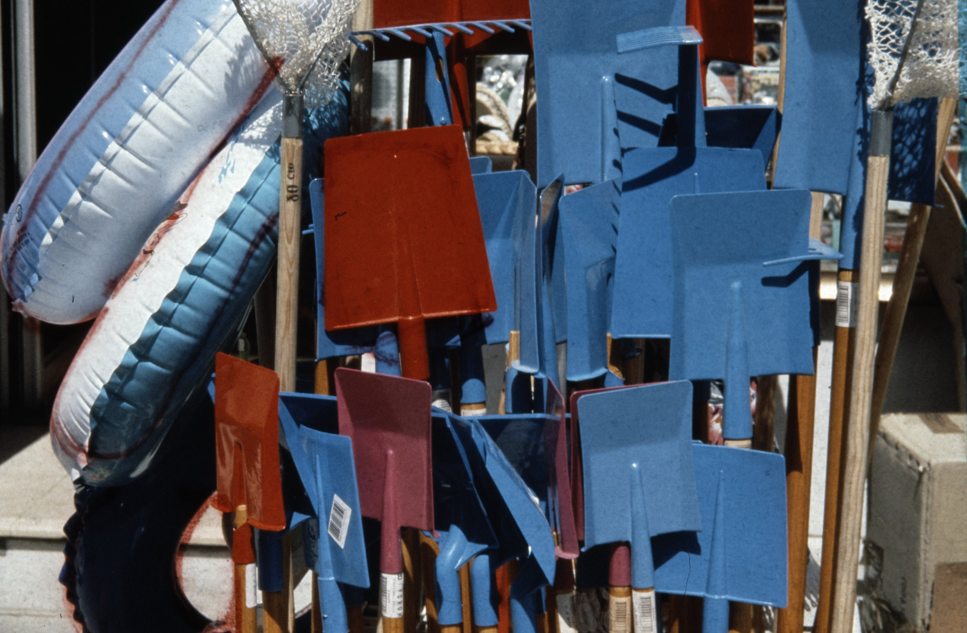 Raymond Hains, Les pelles de la plage du Sillon, Dinard, 1990 ​  © Raymond Hains, Adagp, Paris, 2026 ​  Collection Fondation Cartier pour l’art contemporain