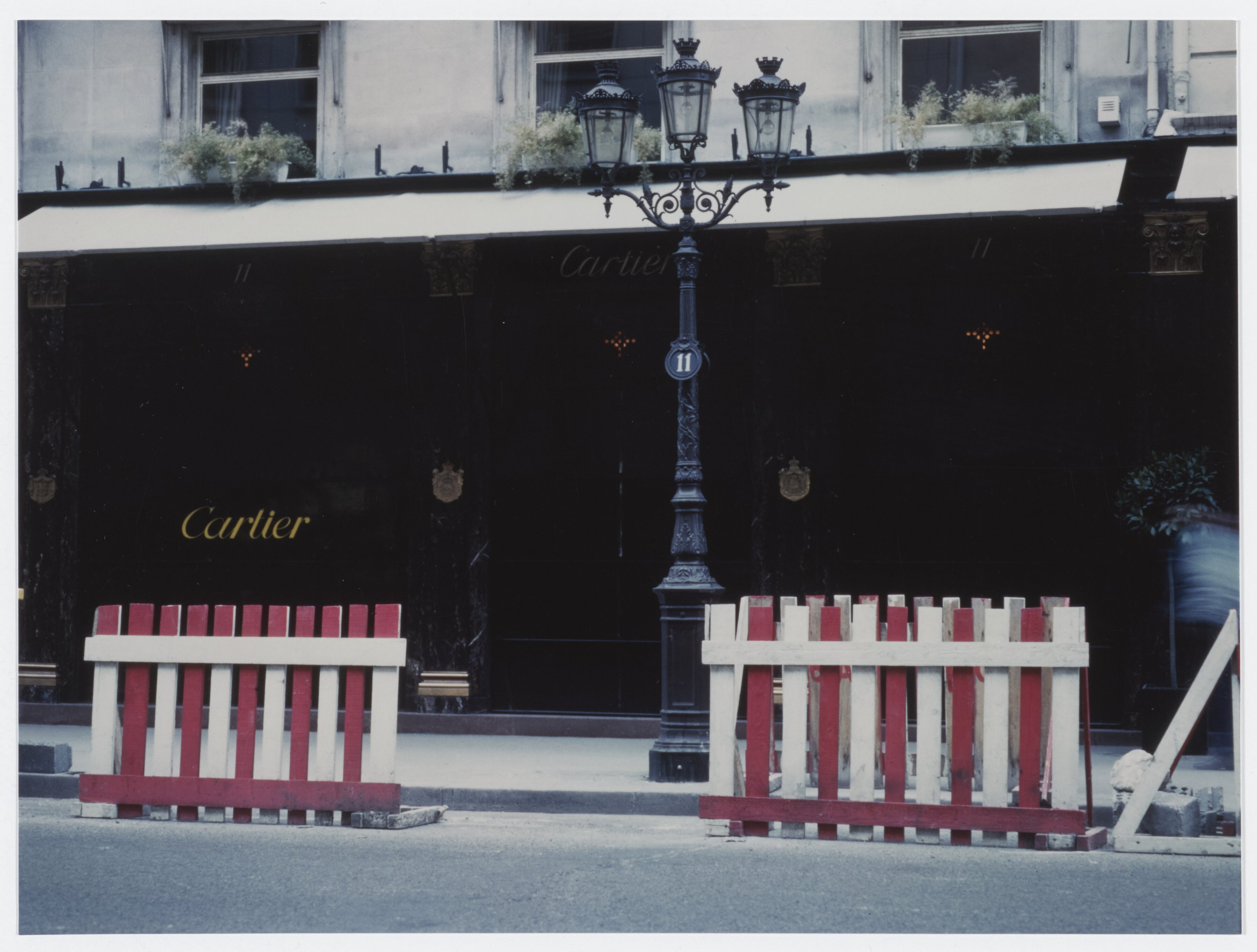 Raymond Hains, Hommage au marquis de Bièvre, Boutique rue de la Paix en rénovation, jour, 1986 ​  © Raymond Hains, Adagp, Paris, 2026 ​  Collection Fondation Cartier pour l’art contemporain