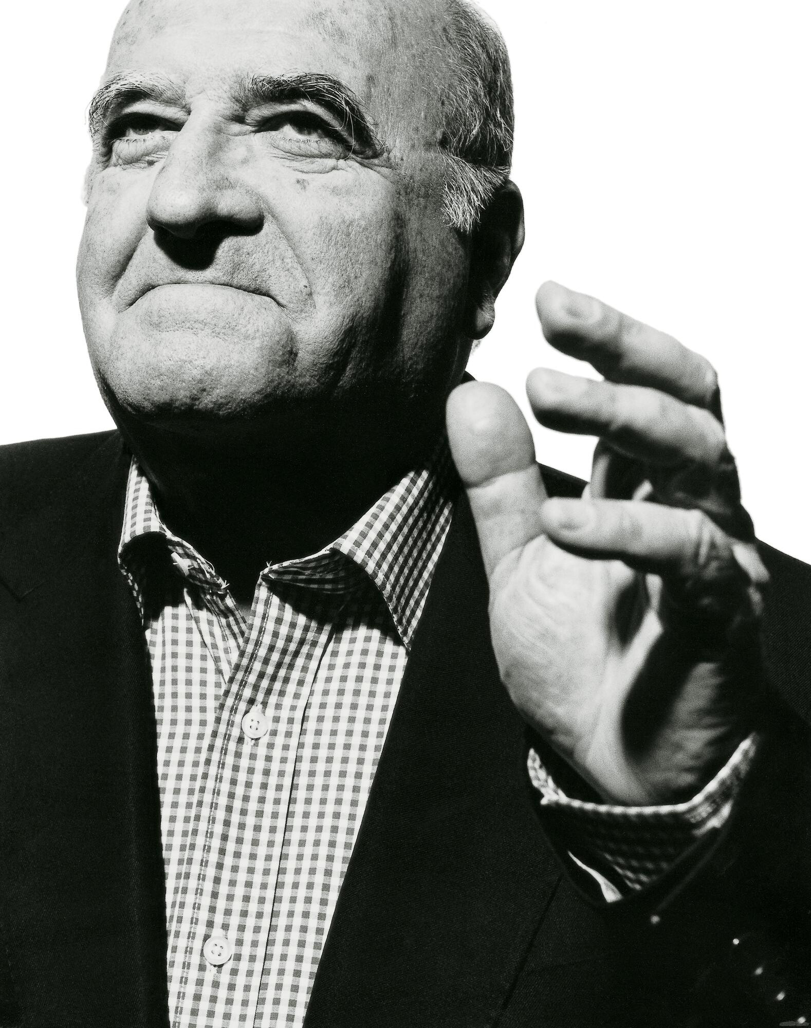 Portrait de Raymond Hains, photographie noir et blanc, 1997