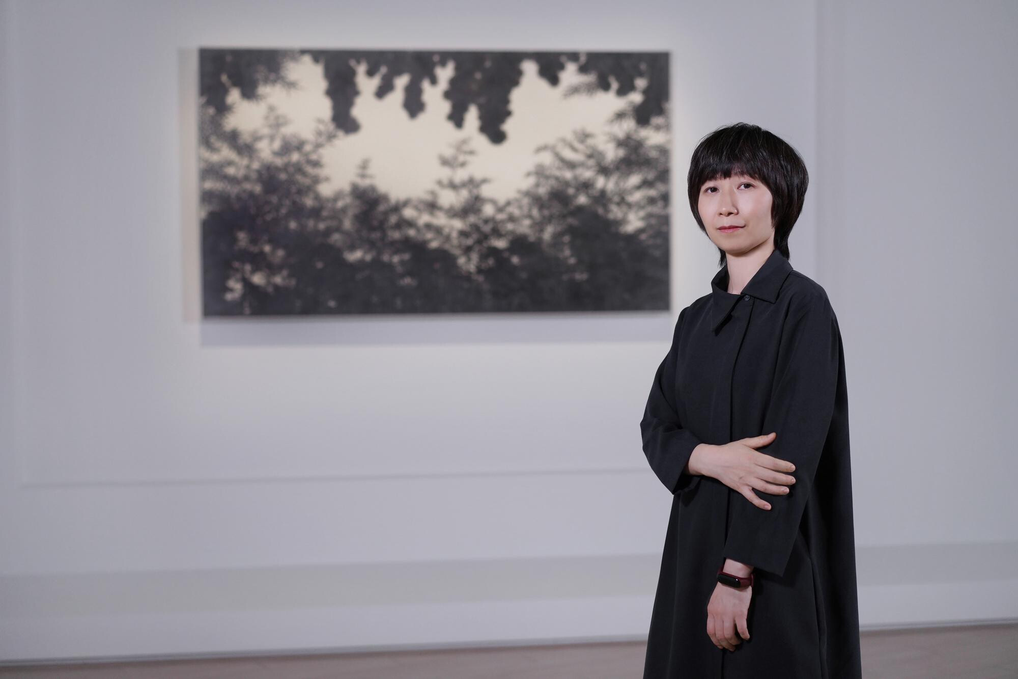 Hu Liu devant son oeuvre In the Bamboo Forest, 2012, Trees, Power Station of Art, Shanghai, 2021