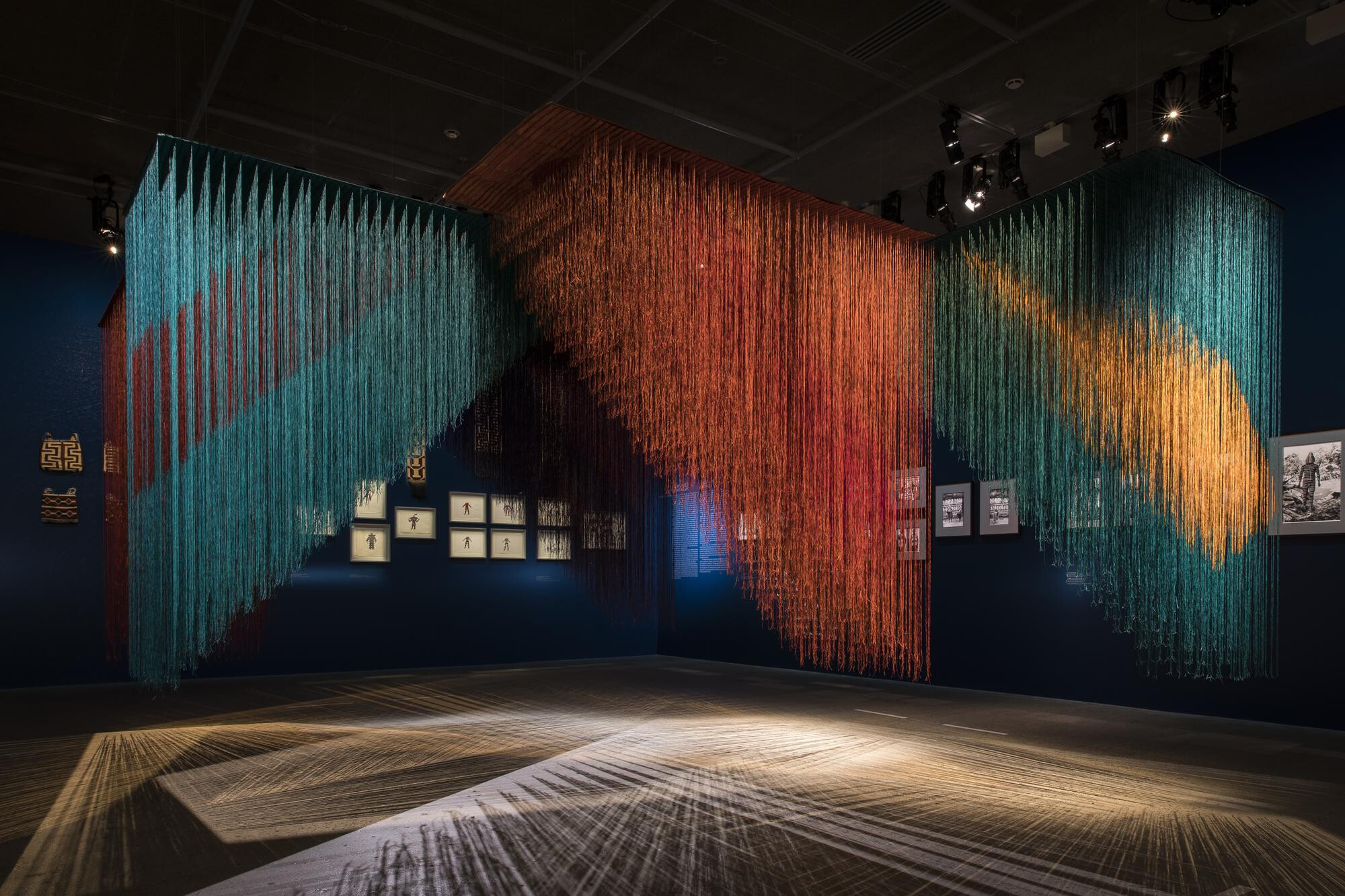 Vue de l'exposition Géométries Sud, du Mexique à la Terre de Feu, Fondation Cartier pour l'art contemporain, Paris, 2018, Olga de Amaral