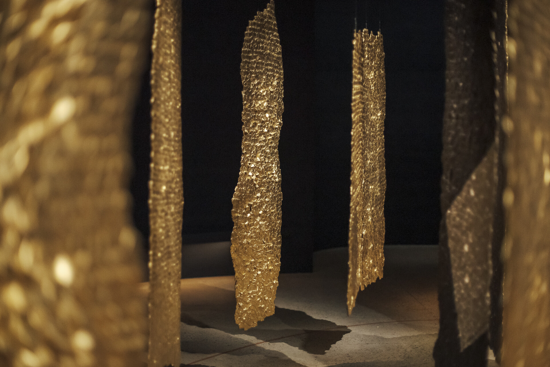 Vue d'exposition Olga de Amaral, Fondation Cartier pour l'art contemporain, 2025