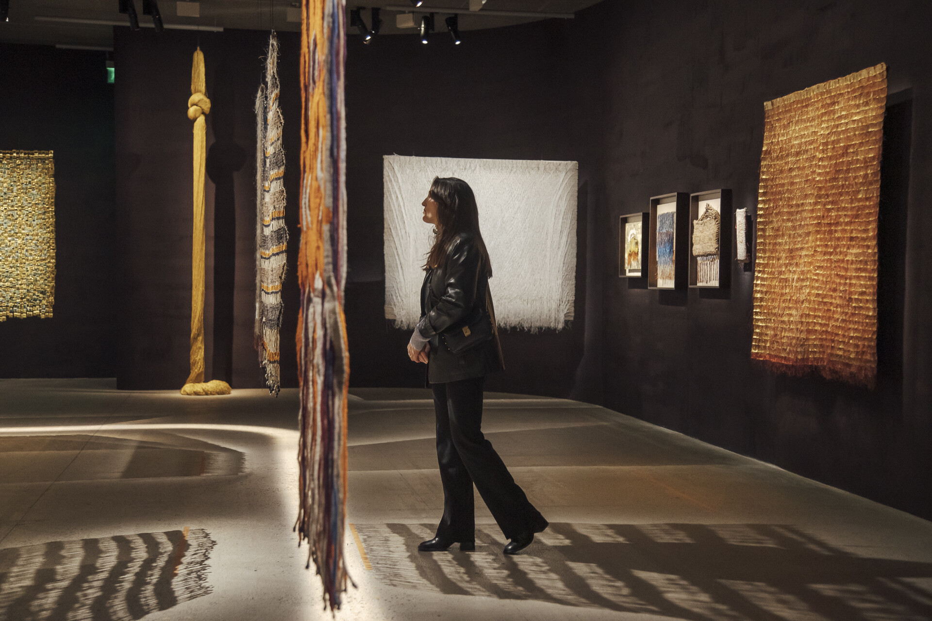 Vue d'exposition Olga de Amaral, Fondation Cartier pour l'art contemporain, 2025