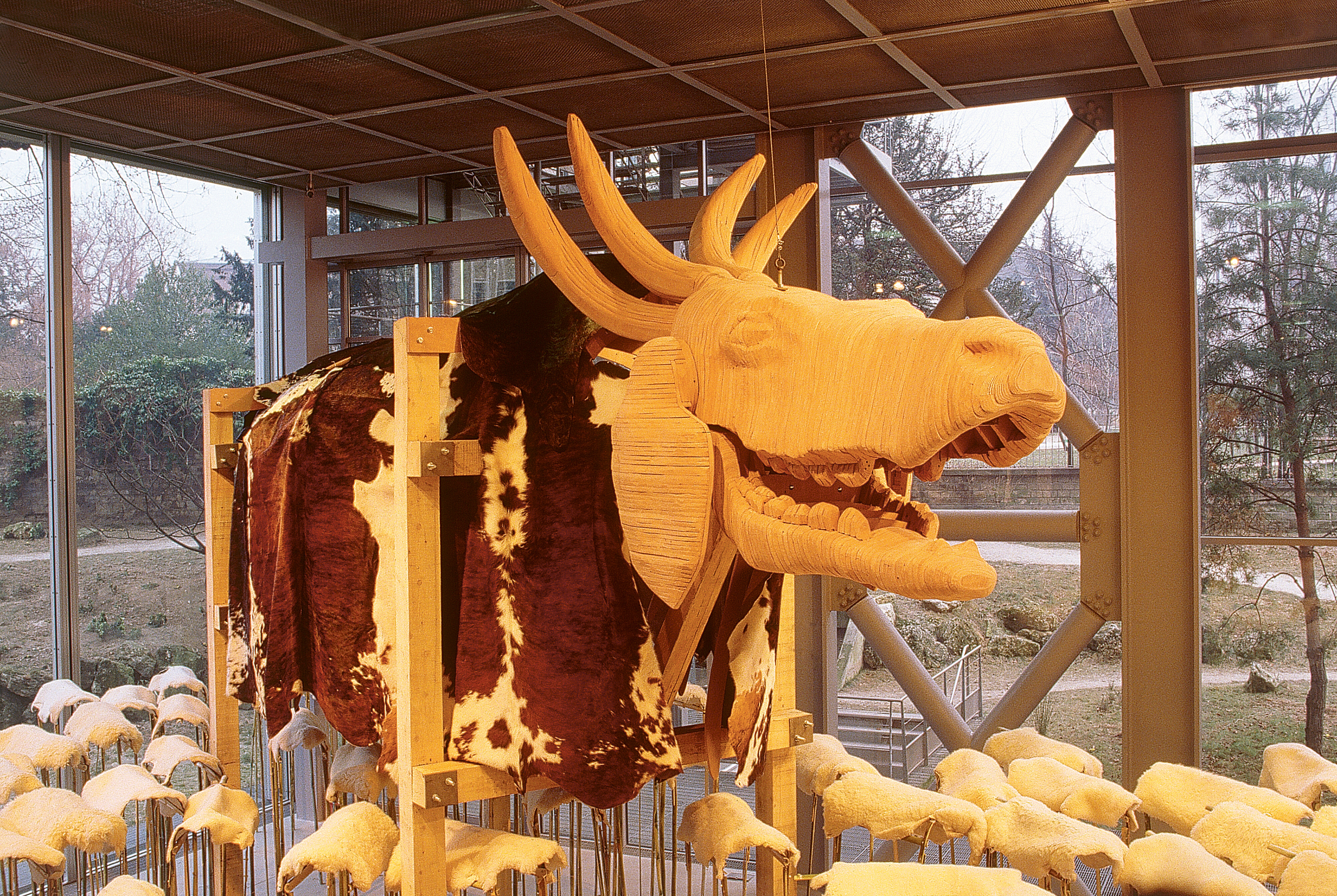 Vue de l'exposition Huang Yong Ping, Péril de mouton   1997