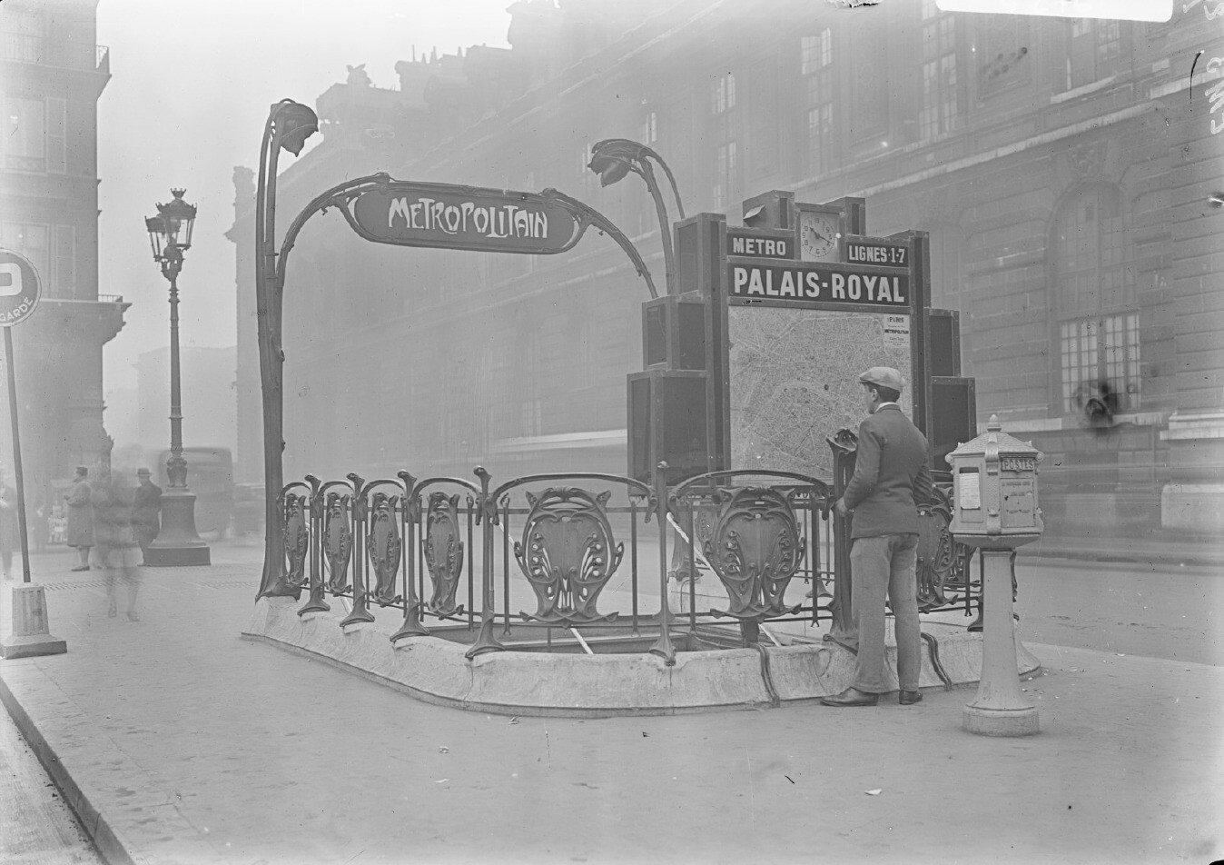 Accès sur la voie publique de la station Palais Royal lignes 1 et 7   Prototype de plan extérieur lumineux, entourage Guimard